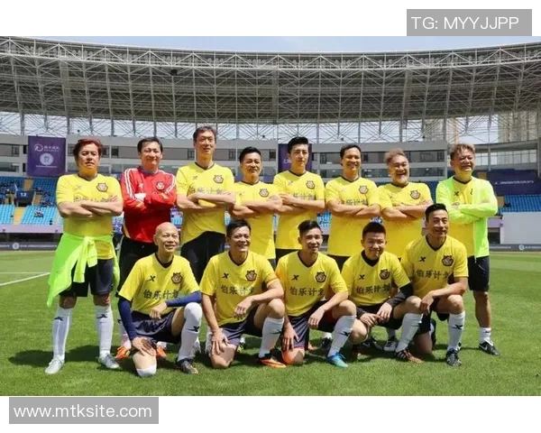 足球明星同框对比揭示不同风格与技艺的碰撞与融合