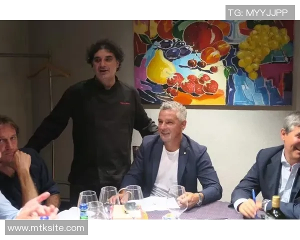 上课时老师提问足球明星的职业生涯与成就引发学生热烈讨论